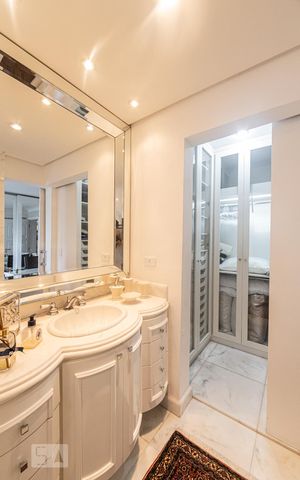 Apartamento à venda com 378m², 4 quartos e 5 vagasBanheiro da Suíte 2