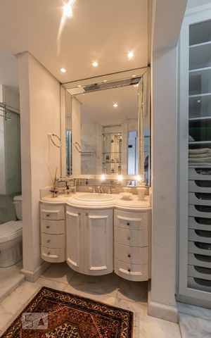 Apartamento à venda com 378m², 4 quartos e 5 vagasBanheiro da Suíte 2