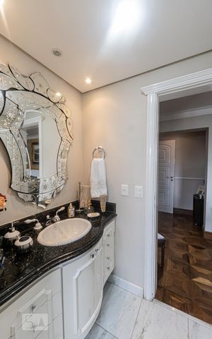 Apartamento à venda com 378m², 4 quartos e 5 vagasBanheiro Suite 3