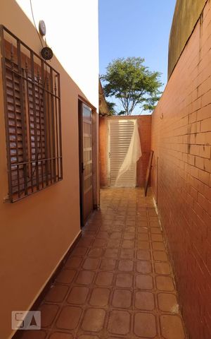 Casa à venda com 250m², 4 quartos e 2 vagas Casa à venda com 250m², 4 quartos e 2 vagasCorredor Lateral