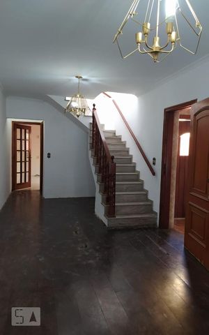 Casa à venda com 250m², 4 quartos e 2 vagas Casa à venda com 250m², 4 quartos e 2 vagasSala
