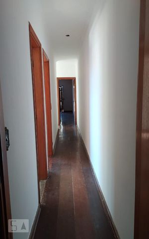 Casa à venda com 250m², 4 quartos e 2 vagas Casa à venda com 250m², 4 quartos e 2 vagasCorredor Quartos