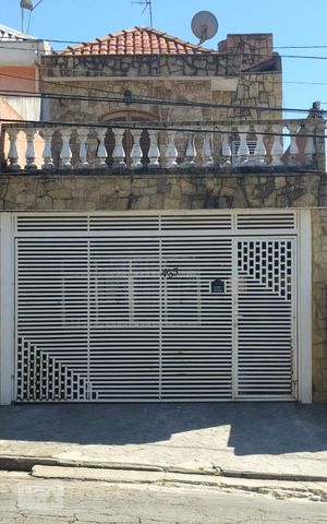 Casa à venda com 250m², 4 quartos e 2 vagas Casa à venda com 250m², 4 quartos e 2 vagasFachada