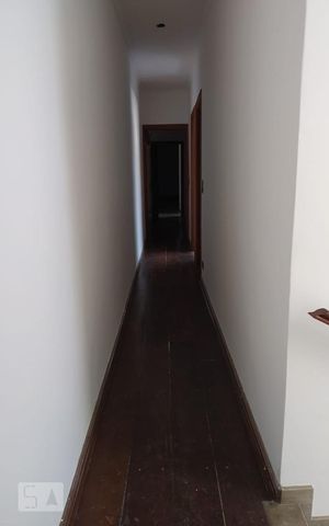 Casa à venda com 250m², 4 quartos e 2 vagas Casa à venda com 250m², 4 quartos e 2 vagasCorredor Quartos