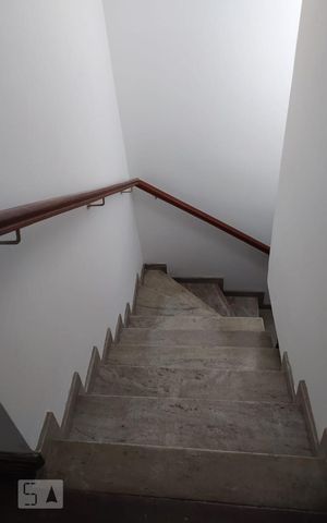 Casa à venda com 250m², 4 quartos e 2 vagas Casa à venda com 250m², 4 quartos e 2 vagasEscada