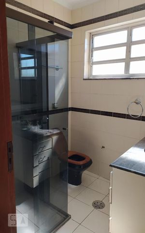 Casa à venda com 250m², 4 quartos e 2 vagas Casa à venda com 250m², 4 quartos e 2 vagasBanheiro 4