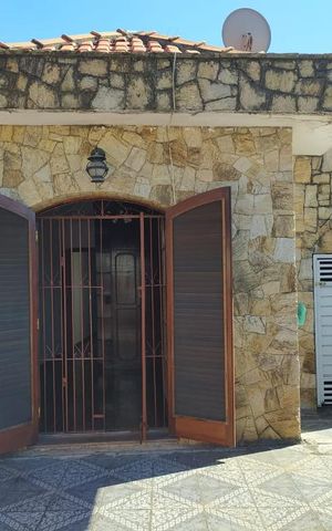 Casa à venda com 250m², 4 quartos e 2 vagas Casa à venda com 250m², 4 quartos e 2 vagasVaranda Suíte 1