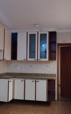 Casa à venda com 250m², 4 quartos e 2 vagas Casa à venda com 250m², 4 quartos e 2 vagasCozinha