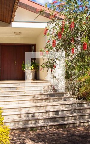 Casa à venda com 600m², 4 quartos e 6 vagas Casa à venda com 600m², 4 quartos e 6 vagasÁrea Externa