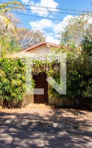 Casa à venda com 600m², 4 quartos e 6 vagas Casa à venda com 600m², 4 quartos e 6 vagasFachada