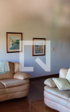 Casa à venda com 600m², 4 quartos e 6 vagas Casa à venda com 600m², 4 quartos e 6 vagasEscritório