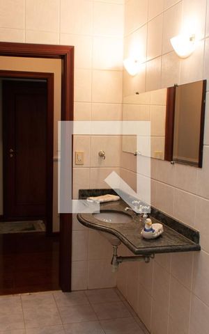 Casa à venda com 600m², 4 quartos e 6 vagas Casa à venda com 600m², 4 quartos e 6 vagasBanheiro Social