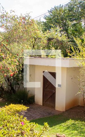 Casa à venda com 600m², 4 quartos e 6 vagas Casa à venda com 600m², 4 quartos e 6 vagasÁrea Externa