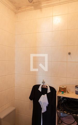 Casa à venda com 600m², 4 quartos e 6 vagas Casa à venda com 600m², 4 quartos e 6 vagasBanheiro de Serviço