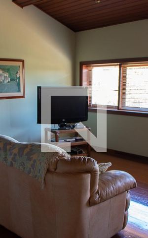 Casa à venda com 600m², 4 quartos e 6 vagas Casa à venda com 600m², 4 quartos e 6 vagasEscritório