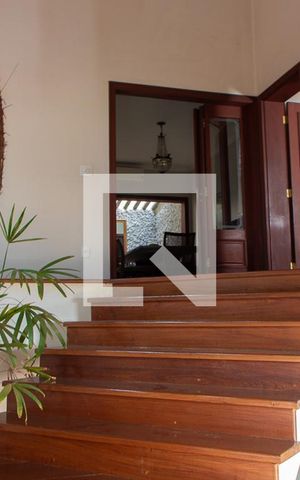 Casa à venda com 600m², 4 quartos e 6 vagas Casa à venda com 600m², 4 quartos e 6 vagasEscada