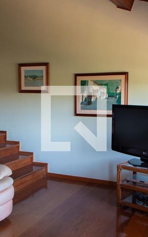 Casa à venda com 600m², 4 quartos e 6 vagas Casa à venda com 600m², 4 quartos e 6 vagasEscritório