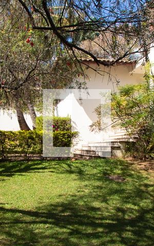 Casa à venda com 600m², 4 quartos e 6 vagas Casa à venda com 600m², 4 quartos e 6 vagasÁrea Externa