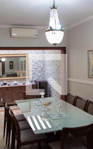 Casa à venda com 600m², 4 quartos e 6 vagas Casa à venda com 600m², 4 quartos e 6 vagasSala de Jantar