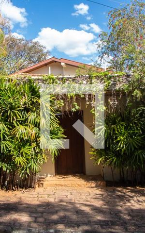 Casa à venda com 600m², 4 quartos e 6 vagas Casa à venda com 600m², 4 quartos e 6 vagasFachada