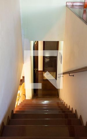 Casa à venda com 600m², 4 quartos e 6 vagas Casa à venda com 600m², 4 quartos e 6 vagasEscritório