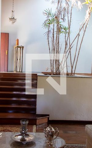 Casa à venda com 600m², 4 quartos e 6 vagas Casa à venda com 600m², 4 quartos e 6 vagasSala