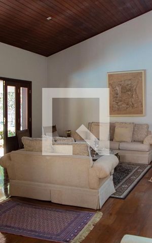 Casa à venda com 600m², 4 quartos e 6 vagas Casa à venda com 600m², 4 quartos e 6 vagasSala