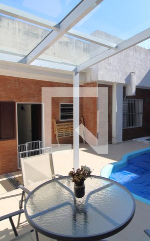 Casa à venda com 300m², 4 quartos e 3 vagasFundos da casa
