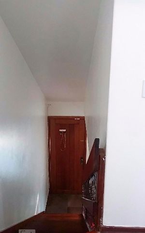 Casa de condomínio à venda com 80m², 2 quartos e 1 vaga Casa de condomínio à venda com 80m², 2 quartos e 1 vagaEscada