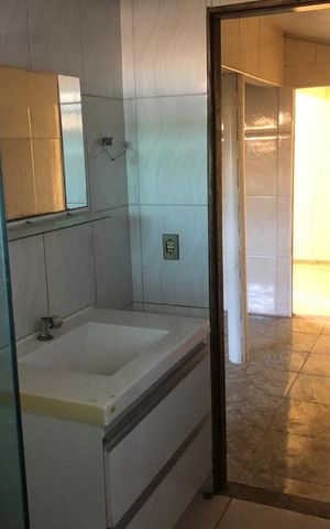 Casa à venda com 200m², 4 quartos e 2 vagas Casa à venda com 200m², 4 quartos e 2 vagasBanheiro 01