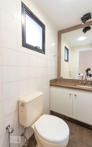 Apartamento à venda com 80m², 2 quartos e 1 vaga Apartamento à venda com 80m², 2 quartos e 1 vagaBanheiro da suíte