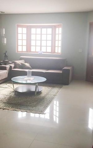 Casa à venda com 450m², 5 quartos e 3 vagas Casa à venda com 450m², 5 quartos e 3 vagasSala