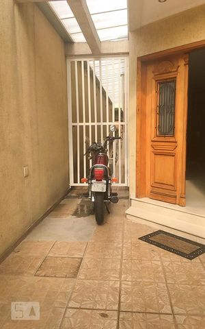 Casa à venda com 450m², 5 quartos e 3 vagas Casa à venda com 450m², 5 quartos e 3 vagasQuintal - Frente