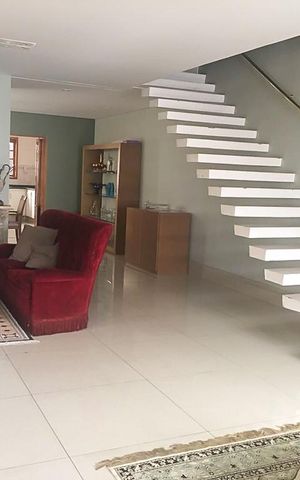 Casa à venda com 450m², 5 quartos e 3 vagas Casa à venda com 450m², 5 quartos e 3 vagasSala