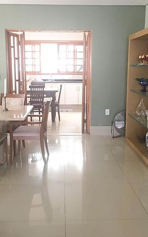 Casa à venda com 450m², 5 quartos e 3 vagas Casa à venda com 450m², 5 quartos e 3 vagasSala de Jantar