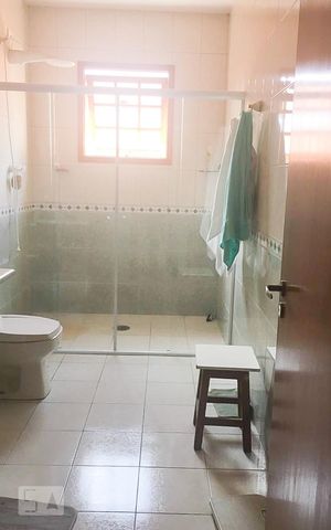 Casa à venda com 450m², 5 quartos e 3 vagas Casa à venda com 450m², 5 quartos e 3 vagasBanheiro 1
