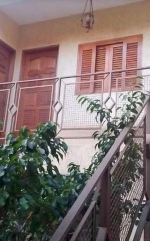 Casa à venda com 450m², 5 quartos e 3 vagas Casa à venda com 450m², 5 quartos e 3 vagasEntrada