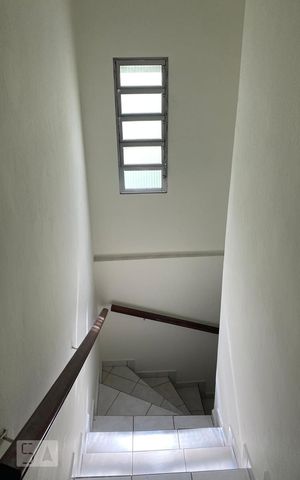 Casa à venda com 229m², 4 quartos e 2 vagas Casa à venda com 229m², 4 quartos e 2 vagasEscada