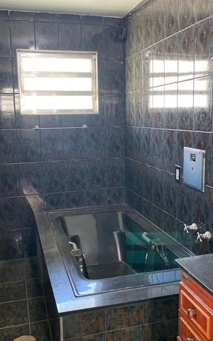 Casa à venda com 229m², 4 quartos e 2 vagas Casa à venda com 229m², 4 quartos e 2 vagasBanheiro 1 Suíte
