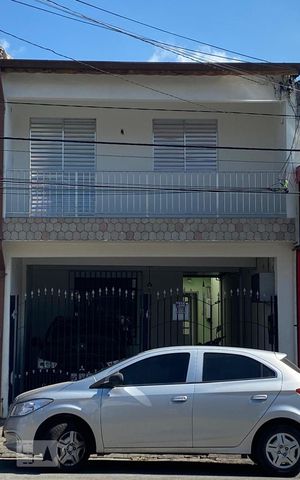 Casa à venda com 229m², 4 quartos e 2 vagas Casa à venda com 229m², 4 quartos e 2 vagasFachada