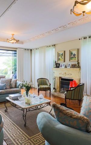 Casa à venda com 450m², 4 quartos e 5 vagas Casa à venda com 450m², 4 quartos e 5 vagasSala