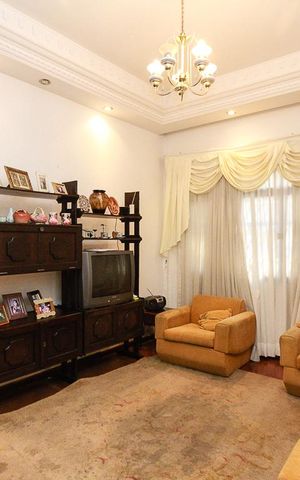 Casa à venda com 280m², 4 quartos e 3 vagas Casa à venda com 280m², 4 quartos e 3 vagasSala