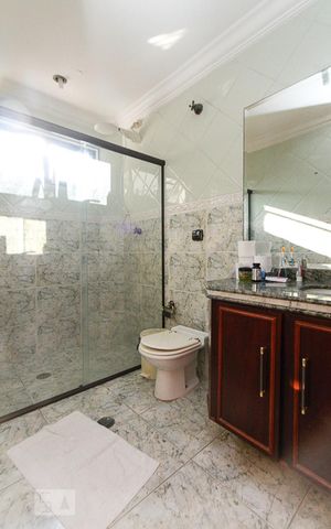 Casa à venda com 280m², 4 quartos e 3 vagas Casa à venda com 280m², 4 quartos e 3 vagasBanheior