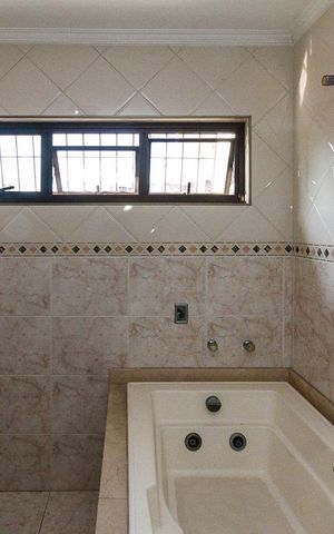 Casa à venda com 280m², 4 quartos e 3 vagas Casa à venda com 280m², 4 quartos e 3 vagasBanheiro da suite