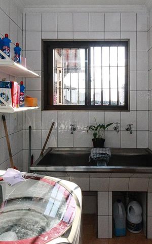 Casa à venda com 280m², 4 quartos e 3 vagas Casa à venda com 280m², 4 quartos e 3 vagasÁrea de Serviço