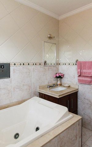 Casa à venda com 280m², 4 quartos e 3 vagas Casa à venda com 280m², 4 quartos e 3 vagasBanheiro da Suite