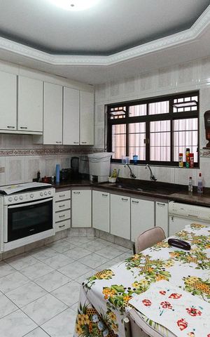 Casa à venda com 280m², 4 quartos e 3 vagas Casa à venda com 280m², 4 quartos e 3 vagasCazinha