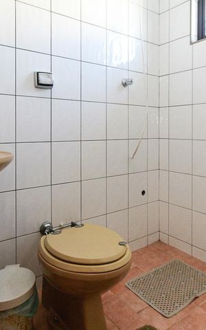 Casa à venda com 280m², 4 quartos e 3 vagas Casa à venda com 280m², 4 quartos e 3 vagasBanheiro de Serviço