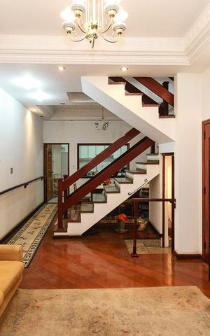 Casa à venda com 280m², 4 quartos e 3 vagas Casa à venda com 280m², 4 quartos e 3 vagasSala