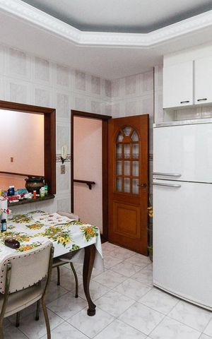 Casa à venda com 280m², 4 quartos e 3 vagas Casa à venda com 280m², 4 quartos e 3 vagasCozinha